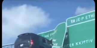 Impactante video se vuelve viral: camioneta queda colgando de un letrero en plena autopista