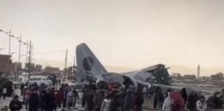 Avión militar se estrella en plena vía terrestre y causa al menos 15 muertos