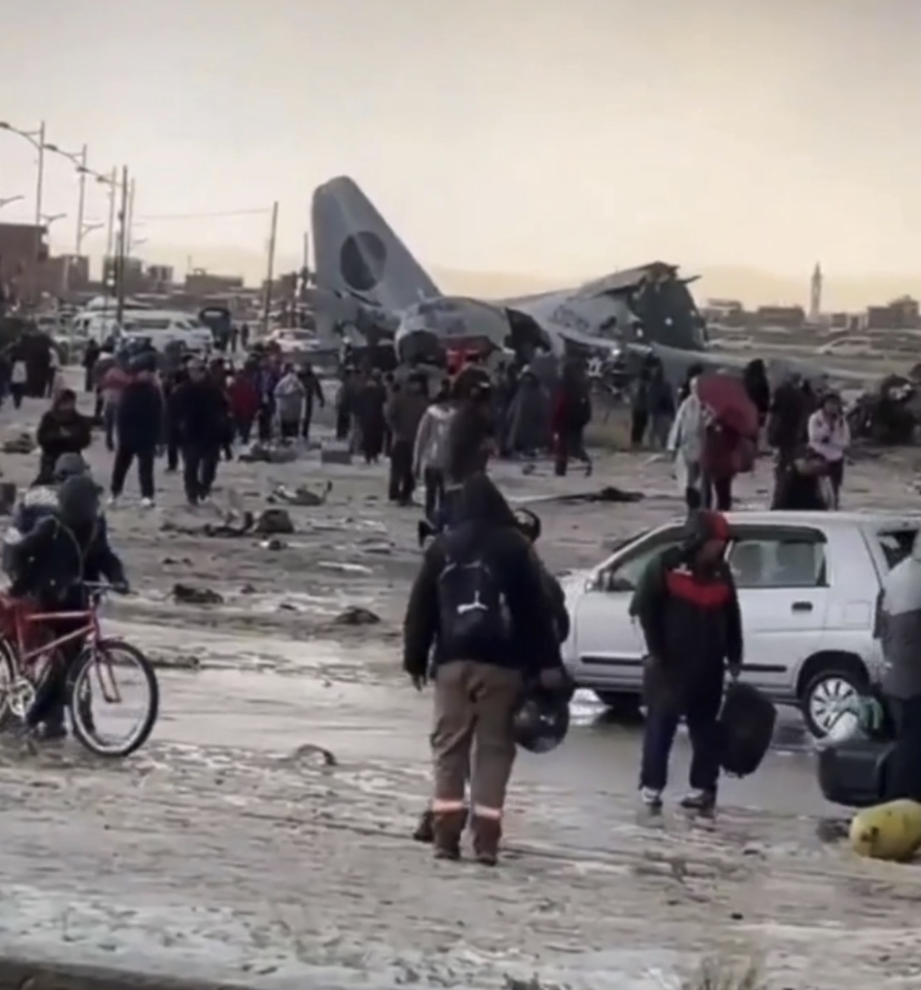 Avión militar se estrella en plena vía terrestre y causa al menos 15 muertos