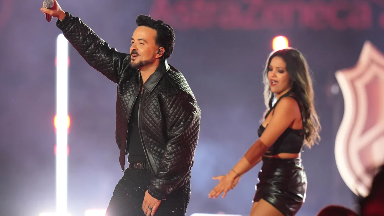 Luis Fonsi critica duramente a ICE y dice sentir “vergüenza” por las redadas