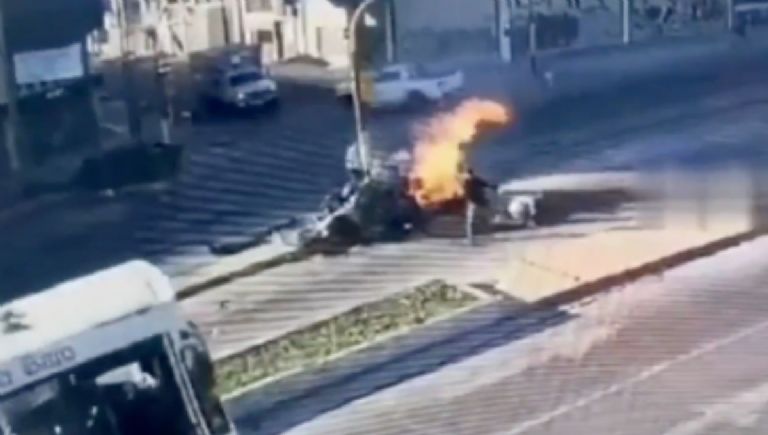 Fuerte choque entre autobús y automóvil deja siete personas afectadas Fuerte choque entre autobús y automóvil deja siete personas afectadas