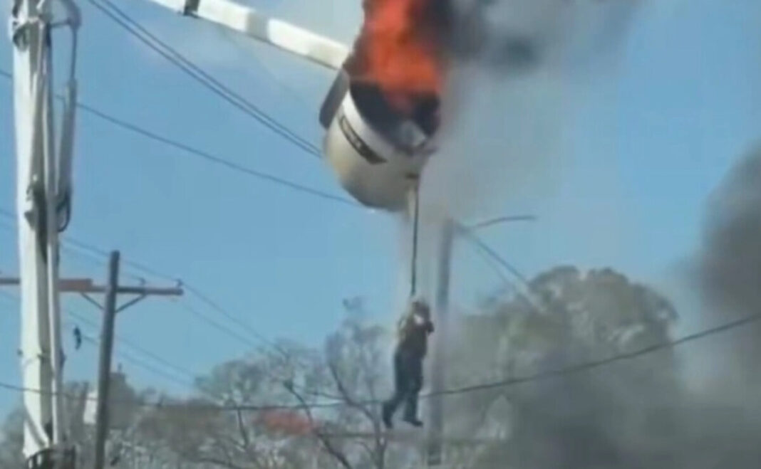 Esto sucedió en Baton Rouge, Luisiana… Un trabajador de servicios públicos lucha por bajar de un camión con canasta que está en llamas Esto sucedió en Baton Rouge, Luisiana… Un trabajador de servicios públicos lucha por bajar de un camión con canasta que está en llamas