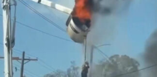 Esto sucedió en Baton Rouge, Luisiana… Un trabajador de servicios públicos lucha por bajar de un camión con canasta que está en llamas
