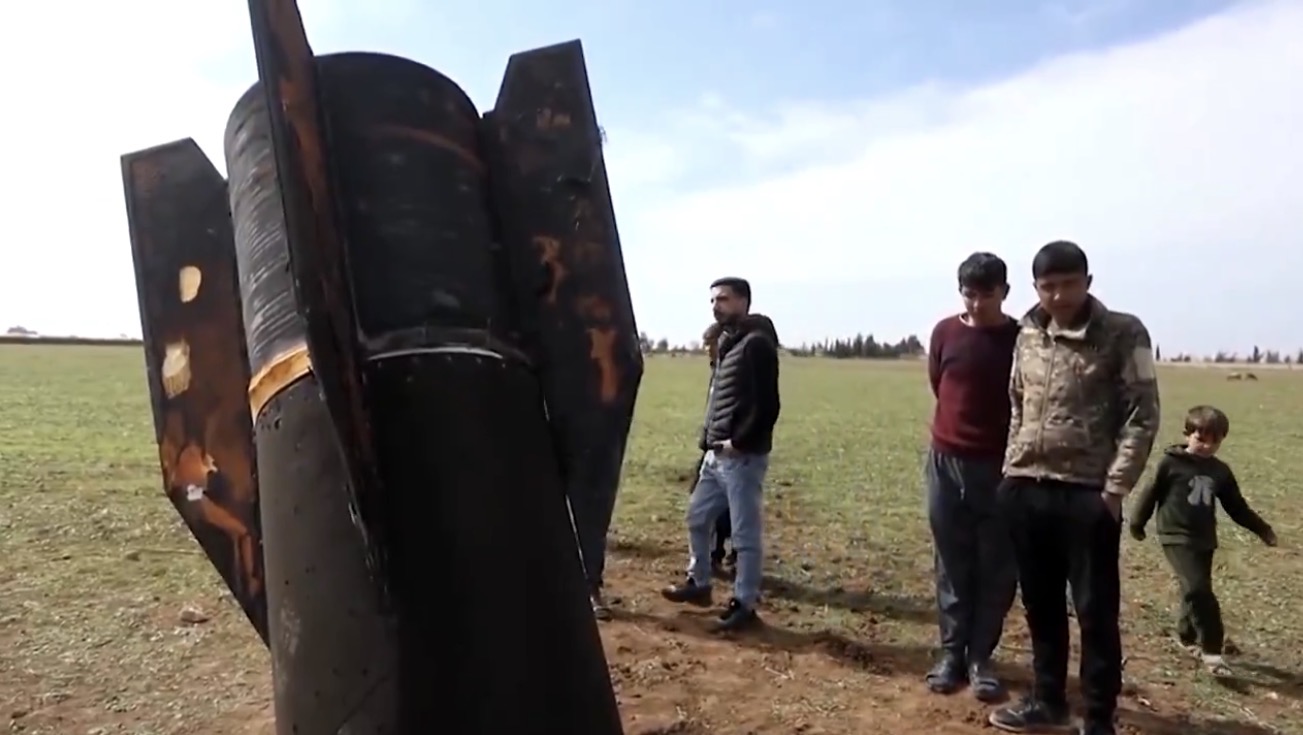 Impacto inesperado: multitud rodea un misil caído en el noreste de Siria