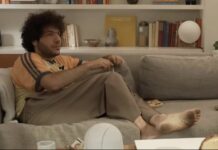 Selena Gomez besa los pies de Benny Blanco antes de apoyar su cabeza en ellos en su nuevo podcast