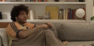 Selena Gomez besa los pies de Benny Blanco antes de apoyar su cabeza en ellos en su nuevo podcast