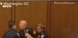 Senador ayuda a sacar a manifestante y el momento se vuelve viral