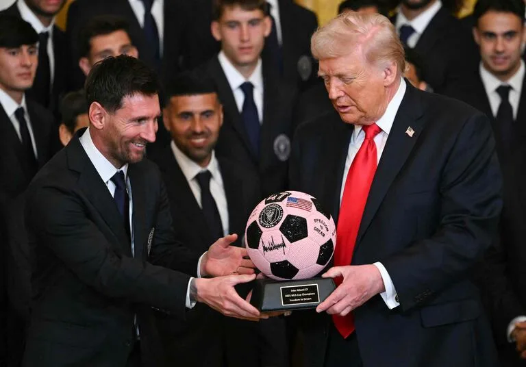 Lionel Messi entrega balón de Inter Miami a Donald Trump en la Casa Blanca