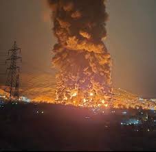 Bombardeo a depósito de petróleo en Teherán desata enorme incendio Bombardeo a depósito de petróleo en Teherán desata enorme incendio