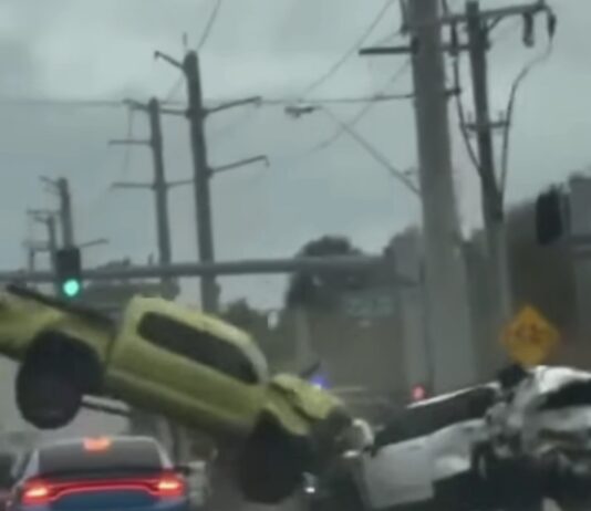 Impactante choque en Florida: un auto sale volando tras brutal accidente captado en video
