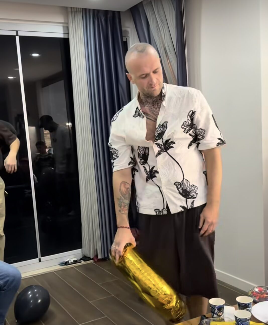 Un hombre se vuelve viral por sus locuras en una fiesta de cumpleaños con temática de Batman Un hombre se vuelve viral por sus locuras en una fiesta de cumpleaños con temática de Batman