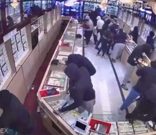 Robo relámpago en joyería de California: ladrones se llevan $1.7 millones en solo un minuto