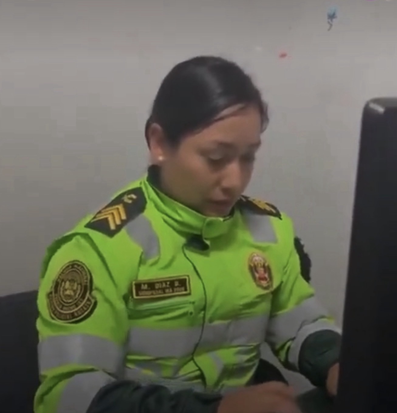 Policía reclama a su colega por salir con hombre casado y el video se vuelve viral