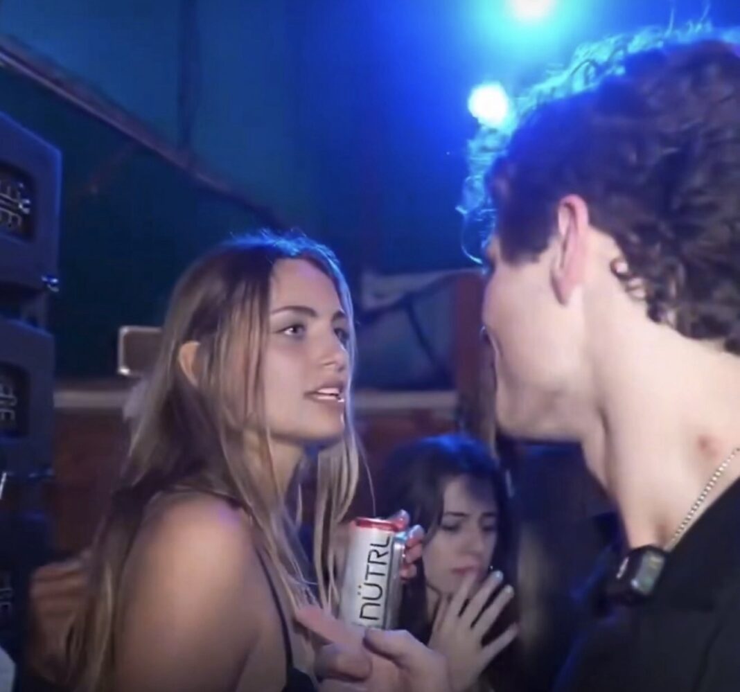 Le soltó una cachetada sin motivo… y terminó arrestada en segundos Le soltó una cachetada sin motivo… y terminó arrestada en segundos