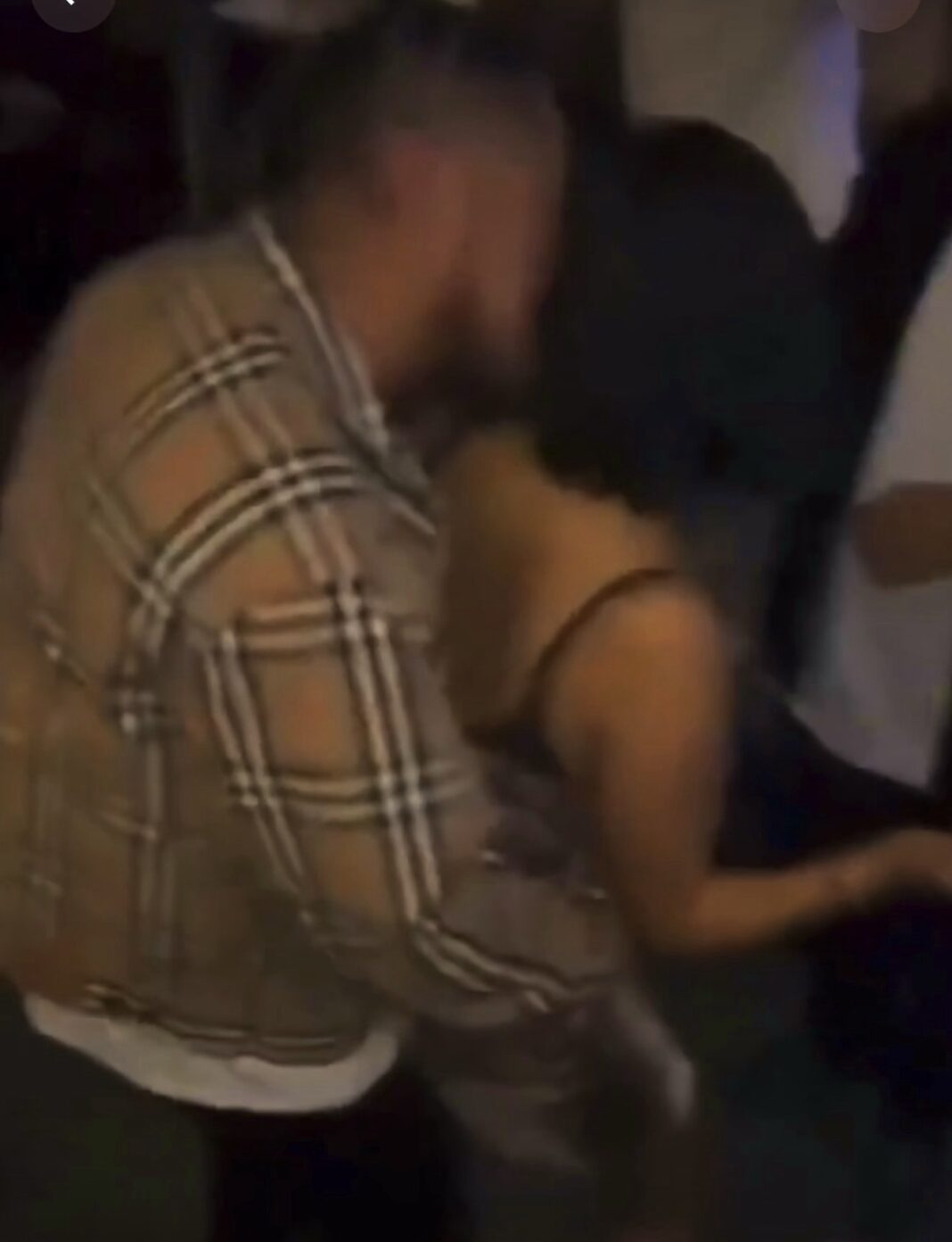 😱 “¡Me la quitaron!”: Joven entra en pánico tras ver cómo otro hombre conquista a su novia frente a todos 😱 “¡Me la quitaron!”: Joven entra en pánico tras ver cómo otro hombre conquista a su novia frente a todos