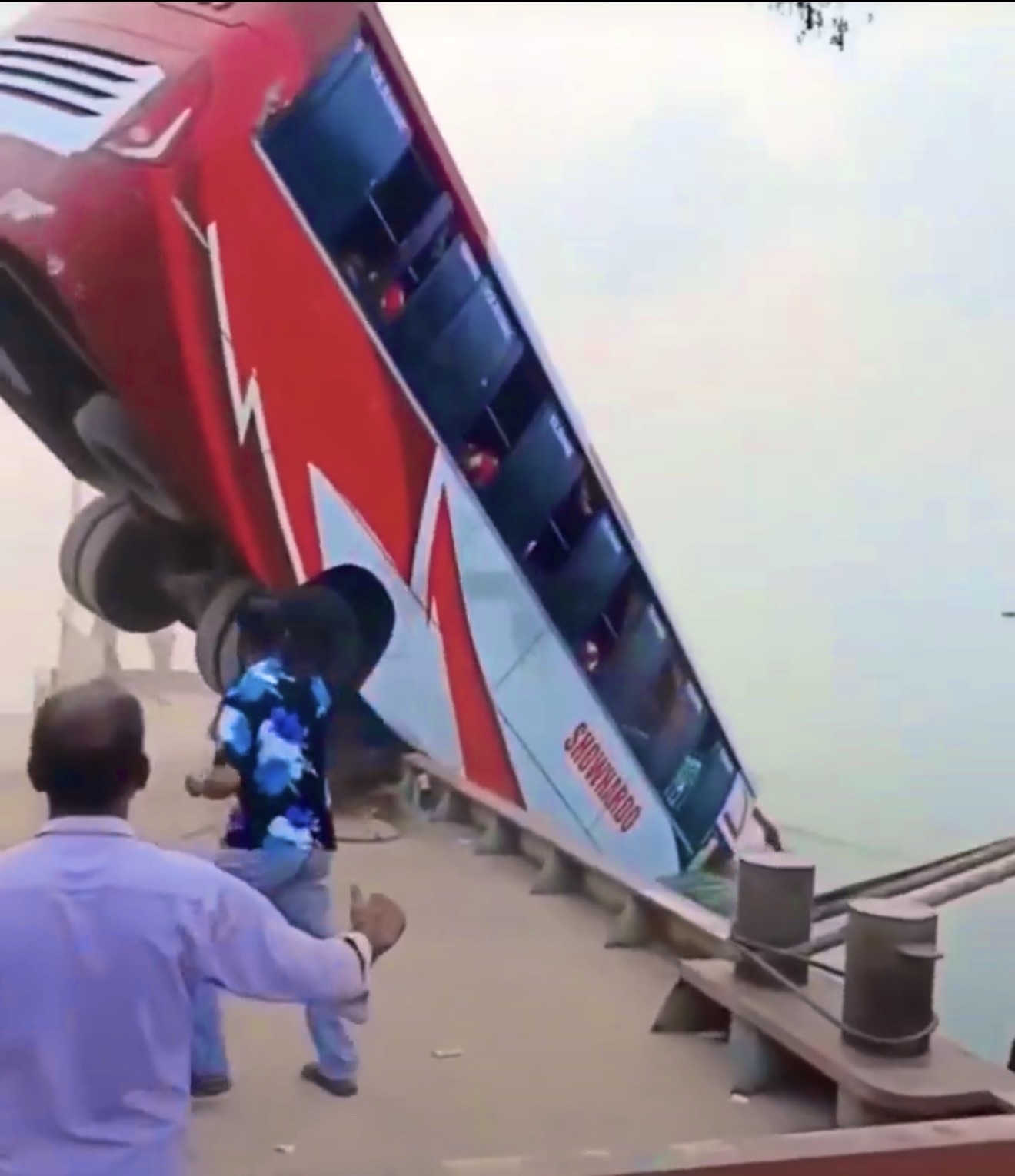 Tragedia en Bangladesh: Desaparecen más de 35 personas tras caída de autobús al río Padma