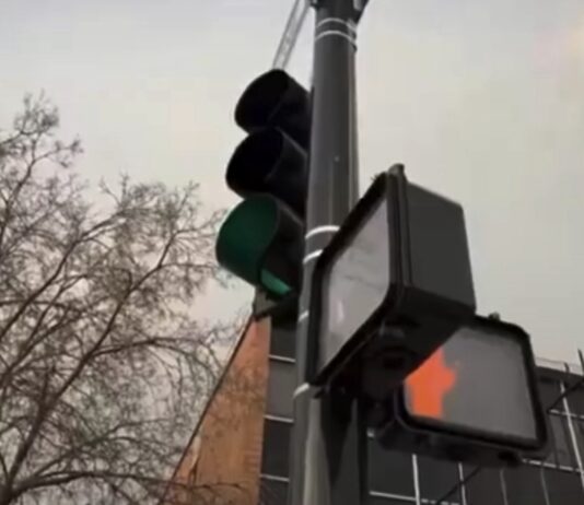 Paso peatonal en Denver alterado con mensajes anti-Trump, la ciudad actúa de inmediato