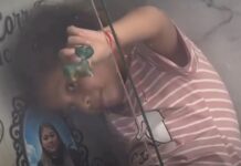 Dolor que rompe el alma: captan a una niña jugando sobre la tumba de su madre en Ecuador