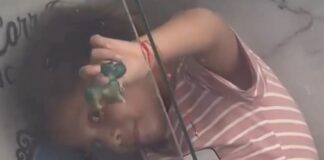 Dolor que rompe el alma: captan a una niña jugando sobre la tumba de su madre en Ecuador