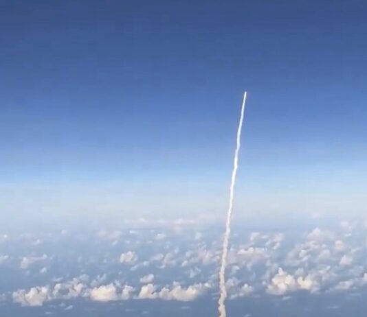 Pasajeros captan desde el aire el impresionante lanzamiento de Artemis II y el video se vuelve viral