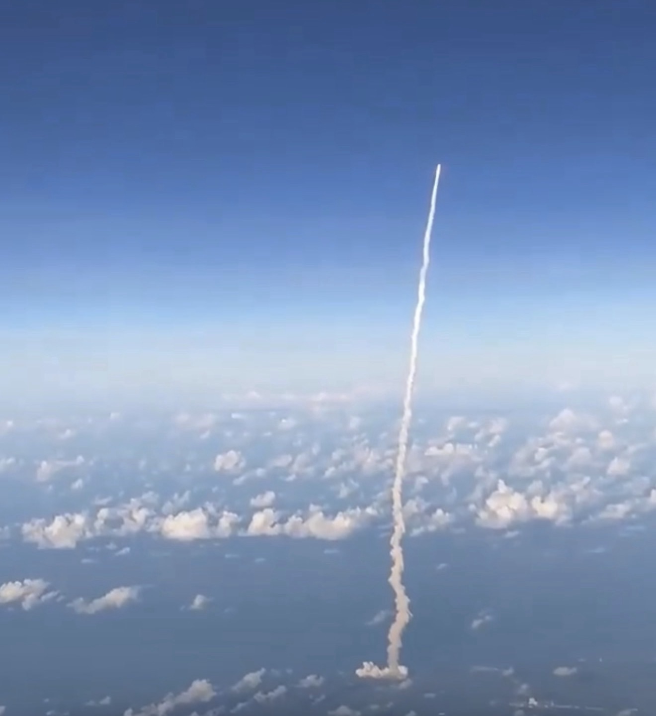Pasajeros captan desde el aire el impresionante lanzamiento de Artemis II y el video se vuelve viral