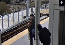 ¡De terror en segundos! Hombre intenta lanzar a un desconocido frente a un tren en Seattle y todo queda grabado