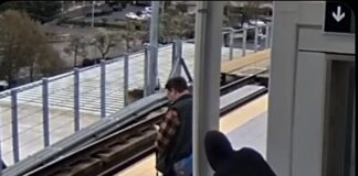 ¡De terror en segundos! Hombre intenta lanzar a un desconocido frente a un tren en Seattle y todo queda grabado
