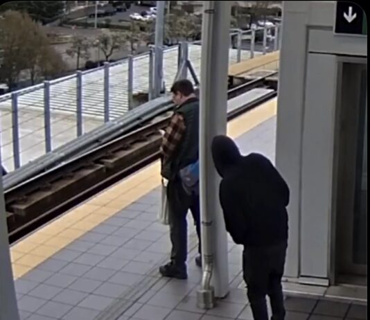 ¡De terror en segundos! Hombre intenta lanzar a un desconocido frente a un tren en Seattle y todo queda grabado