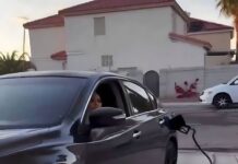 ¡Insólito y viral! Mujer maneja con la manguera de gasolina colgando… y termina culpando a su esposo