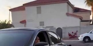 ¡Insólito y viral! Mujer maneja con la manguera de gasolina colgando… y termina culpando a su esposo