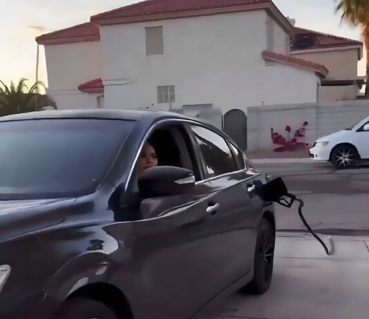 ¡Insólito y viral! Mujer maneja con la manguera de gasolina colgando… y termina culpando a su esposo