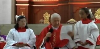 “¡Quítate de ahí!”: Sacerdote desata indignación tras empujar a monaguilla en plena misa en Colombia