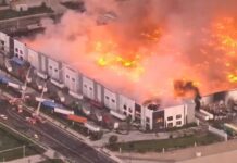 Empleado furioso desata un infierno: incendia enorme almacén en California tras supuesta queja laboral