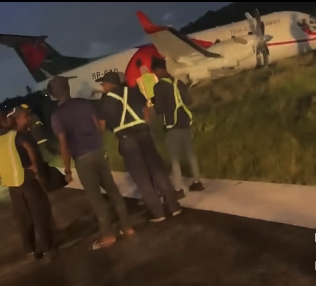 Emergencia aérea en Guyana: avión impacta animal en plena pista y sufre graves daños
