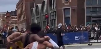 Se desploma en plena Maratón de Boston… y dos corredores hacen lo impensable
