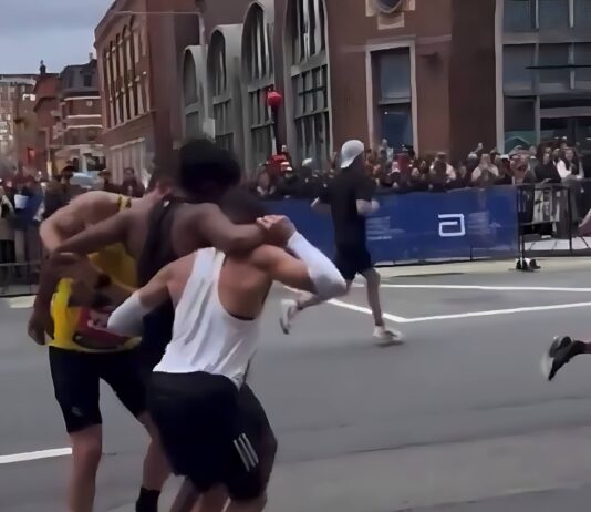 Se desploma en plena Maratón de Boston… y dos corredores hacen lo impensable