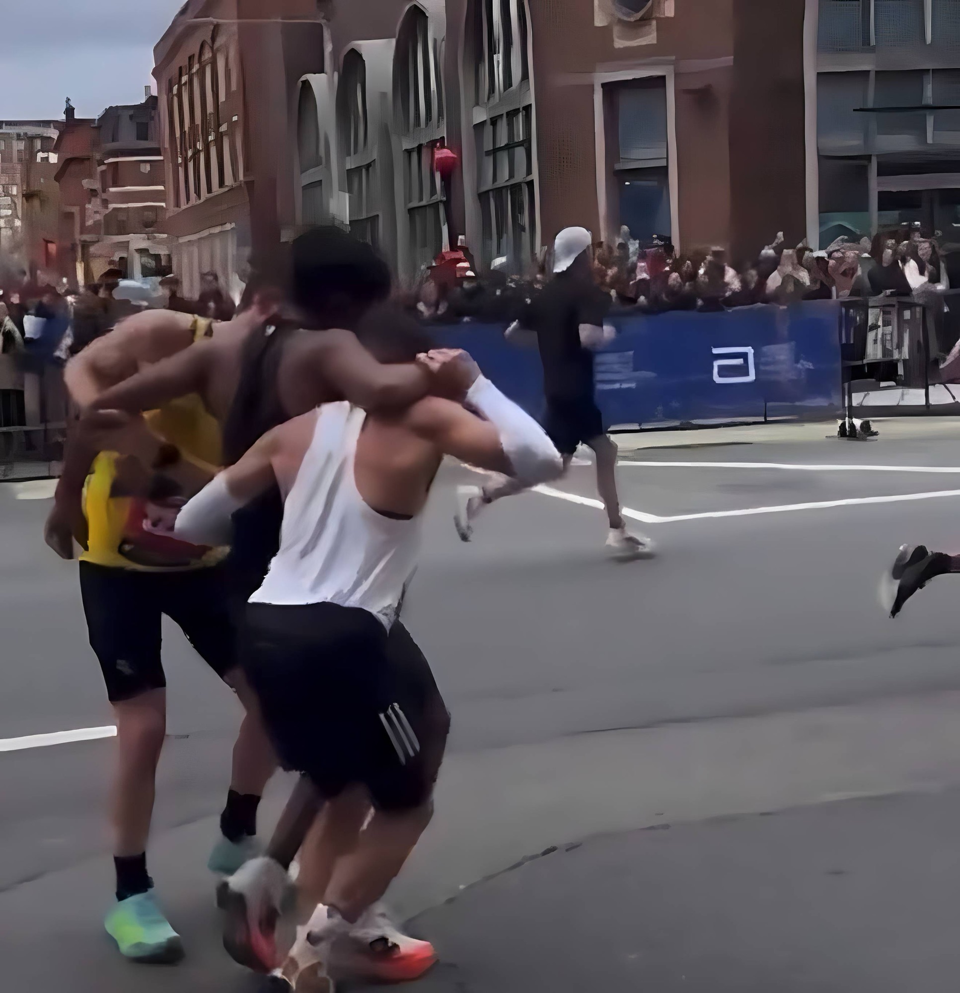 Se desploma en plena Maratón de Boston… y dos corredores hacen lo impensable 1