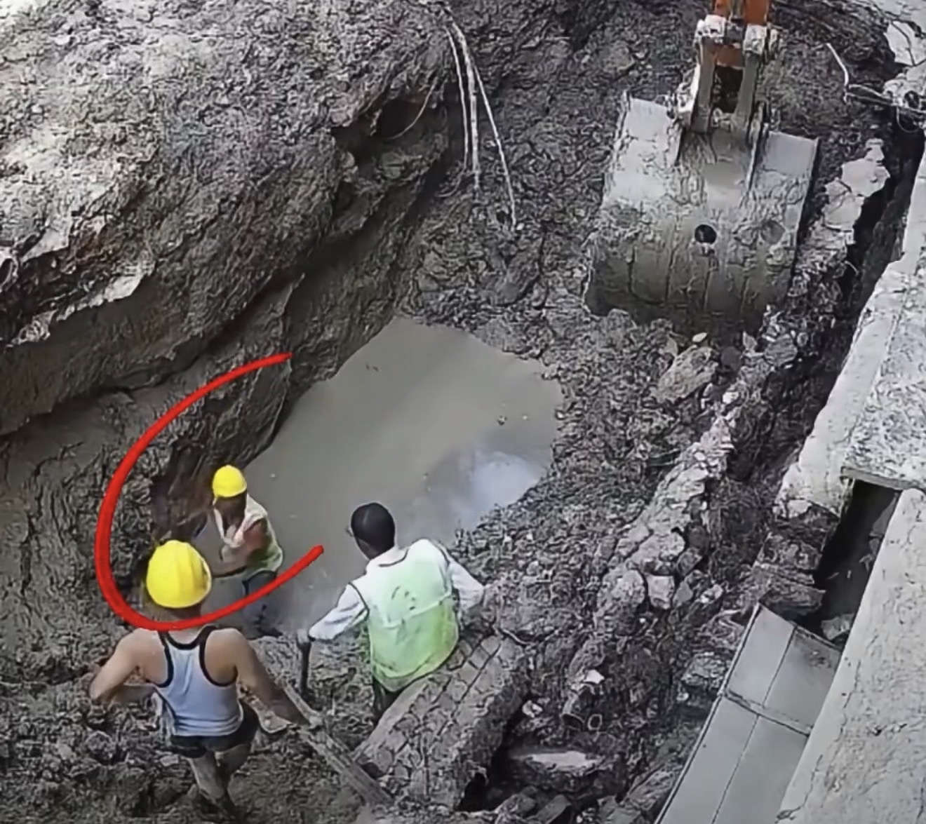 Trabajador muere sepultado tras colapso de zanja durante obra de tuberías en India | MuyViralHoy