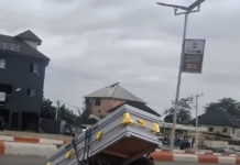 Hombre sorprende al transportar un ataúd en una motocicleta y se vuelve viral en redes