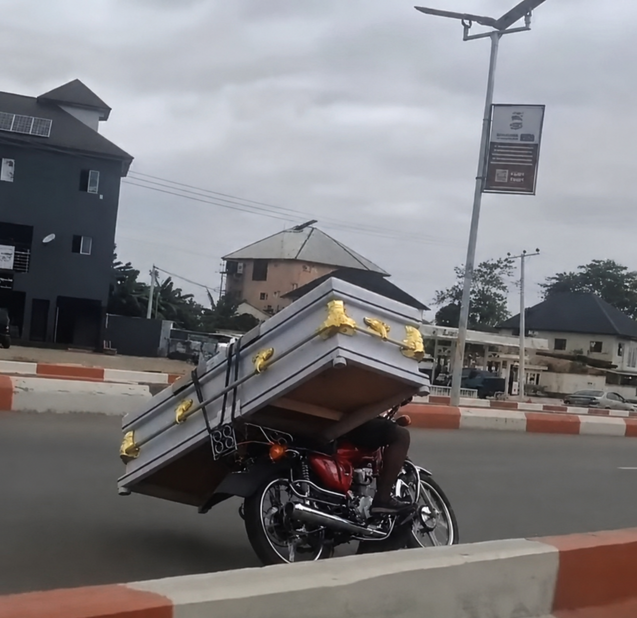 Hombre sorprende al transportar un ataúd en una motocicleta y se vuelve viral en redes