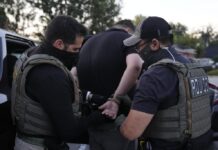 Inmigrantes con permisos temporales enfrentan nuevas detenciones tras solicitar refugio en EE.UU.