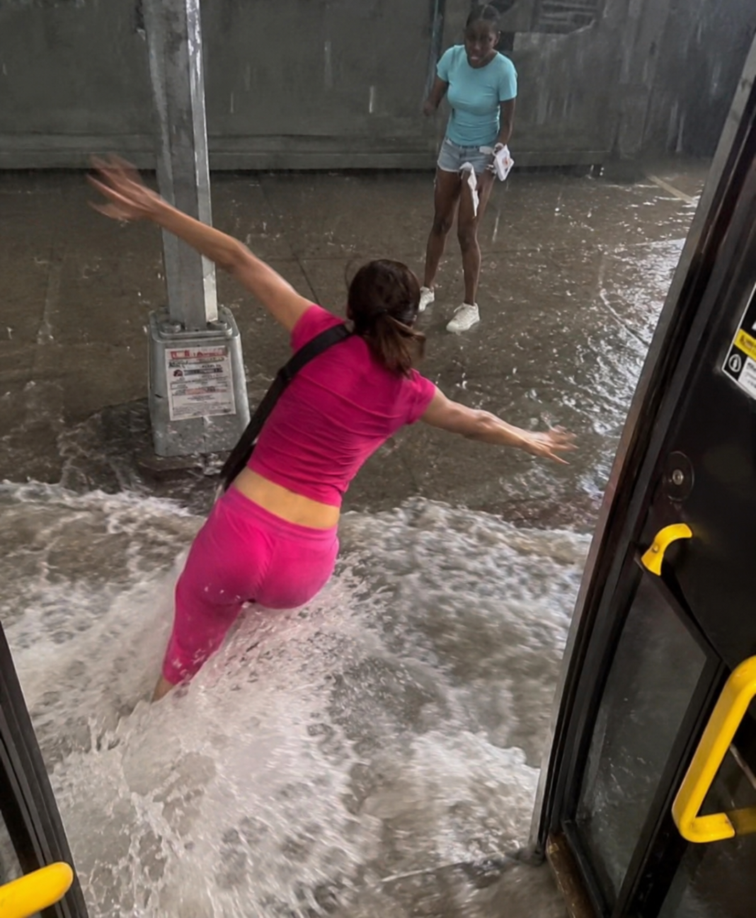 Caos por fuertes lluvias en Nueva York: mujer es arrastrada por inundación al intentar bajar de un autobús Caos por fuertes lluvias en Nueva York: mujer es arrastrada por inundación al intentar bajar de un autobús
