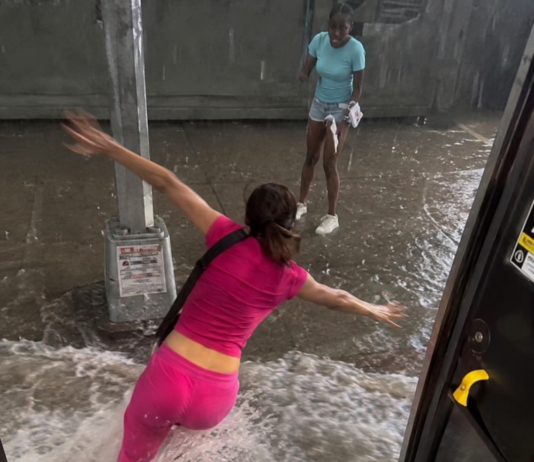 Caos por fuertes lluvias en Nueva York: mujer es arrastrada por inundación al intentar bajar de un autobús