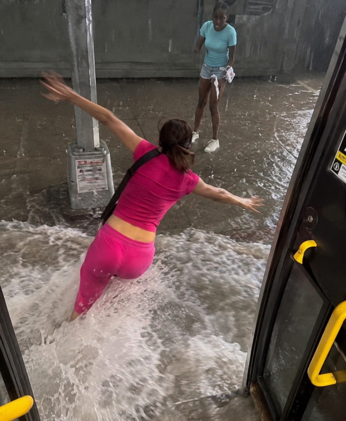 Caos por fuertes lluvias en Nueva York: mujer es arrastrada por inundación al intentar bajar de un autobús 1 d738404d 22a6 4750 b87c d6ee3929e4a7