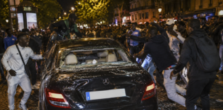 Mujeres quedan atrapadas en disturbios tras celebración del PSG y su vehículo es destruido en plena calle