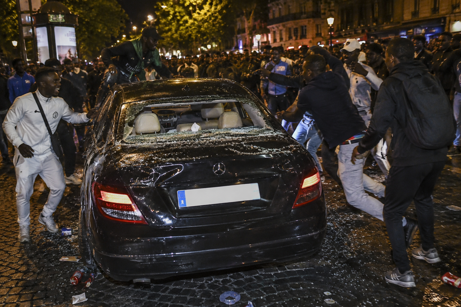 Mujeres quedan atrapadas en disturbios tras celebración del PSG y su vehículo es destruido en plena calle