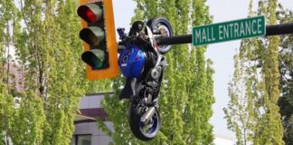 Motocicleta termina colgada de un poste de semáforo tras accidente