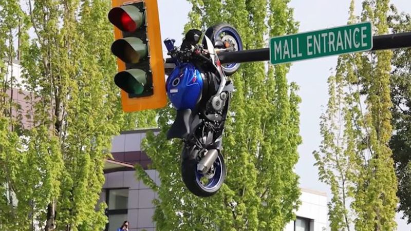 Motocicleta termina colgada de un poste de semáforo tras accidente Motocicleta termina colgada de un poste de semáforo tras accidente