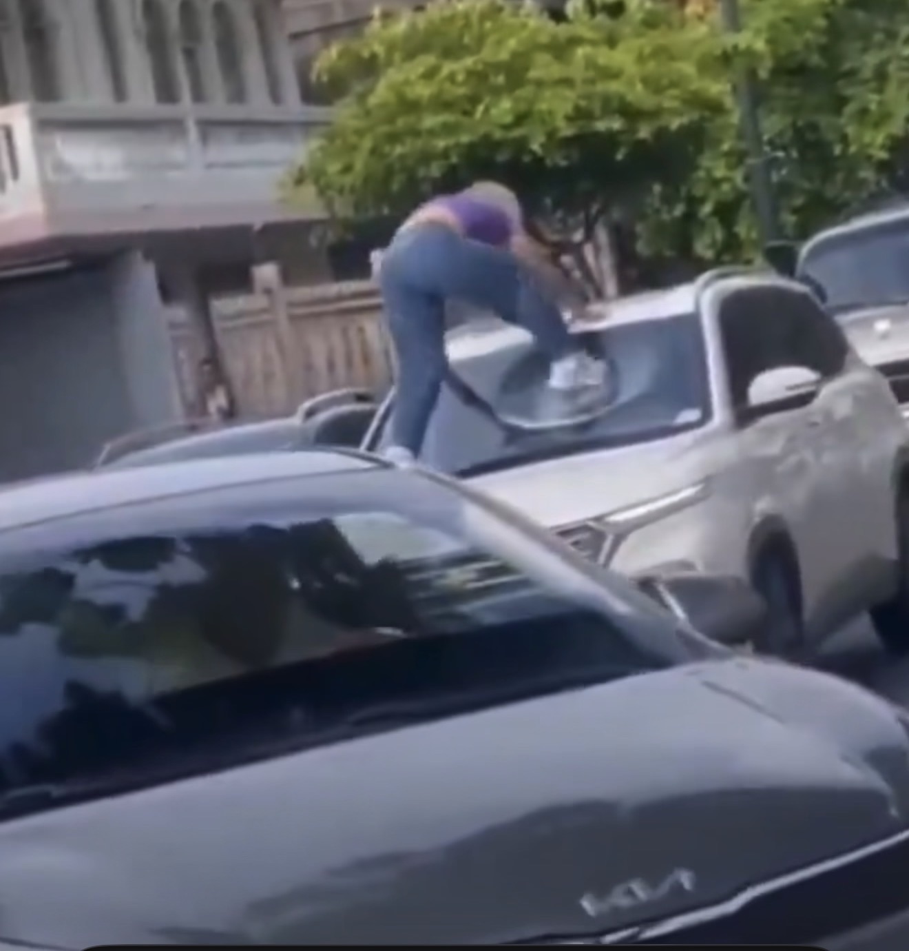 Escándalo en Ecuador: mujer destroza el auto de su novio tras descubrir presunta infidelidad en plena calle 1