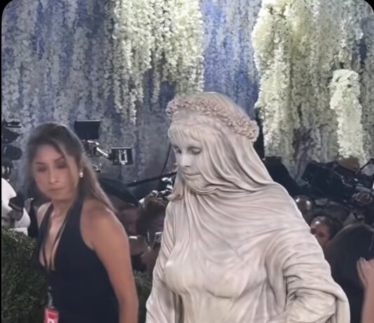 Heidi Klum impacta en la Met Gala con un look de “estatua viviente” que dejó a todos mirando